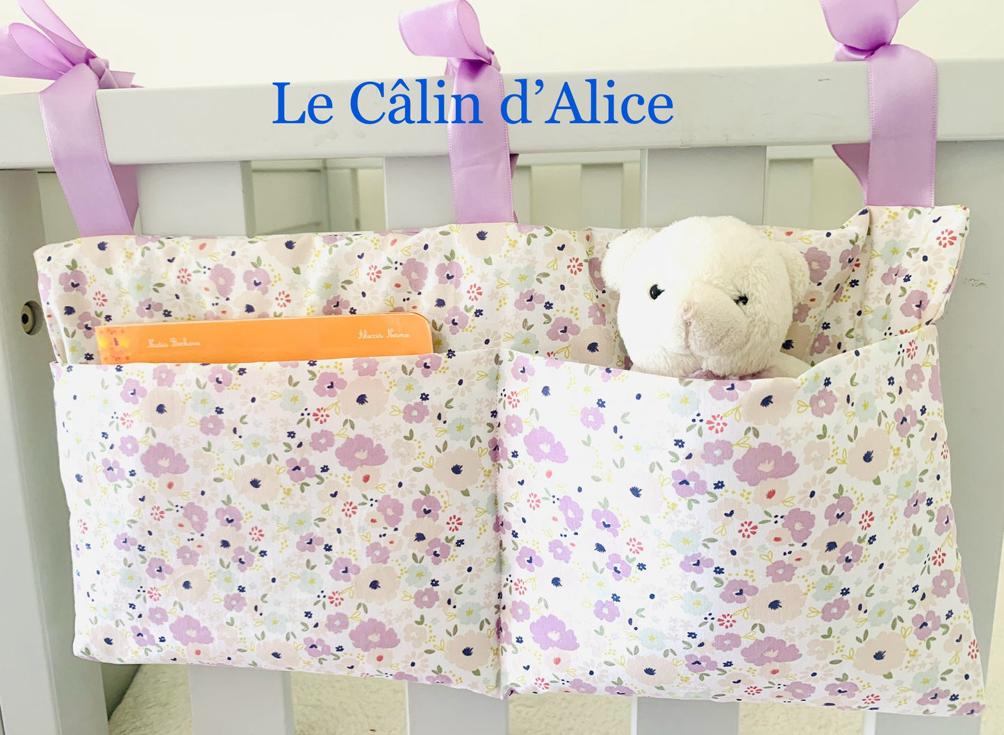 Range Doudou Bébé Motif Fleurs Lilas – Organisateur de Lit Fait Main | Cadeau Naissance