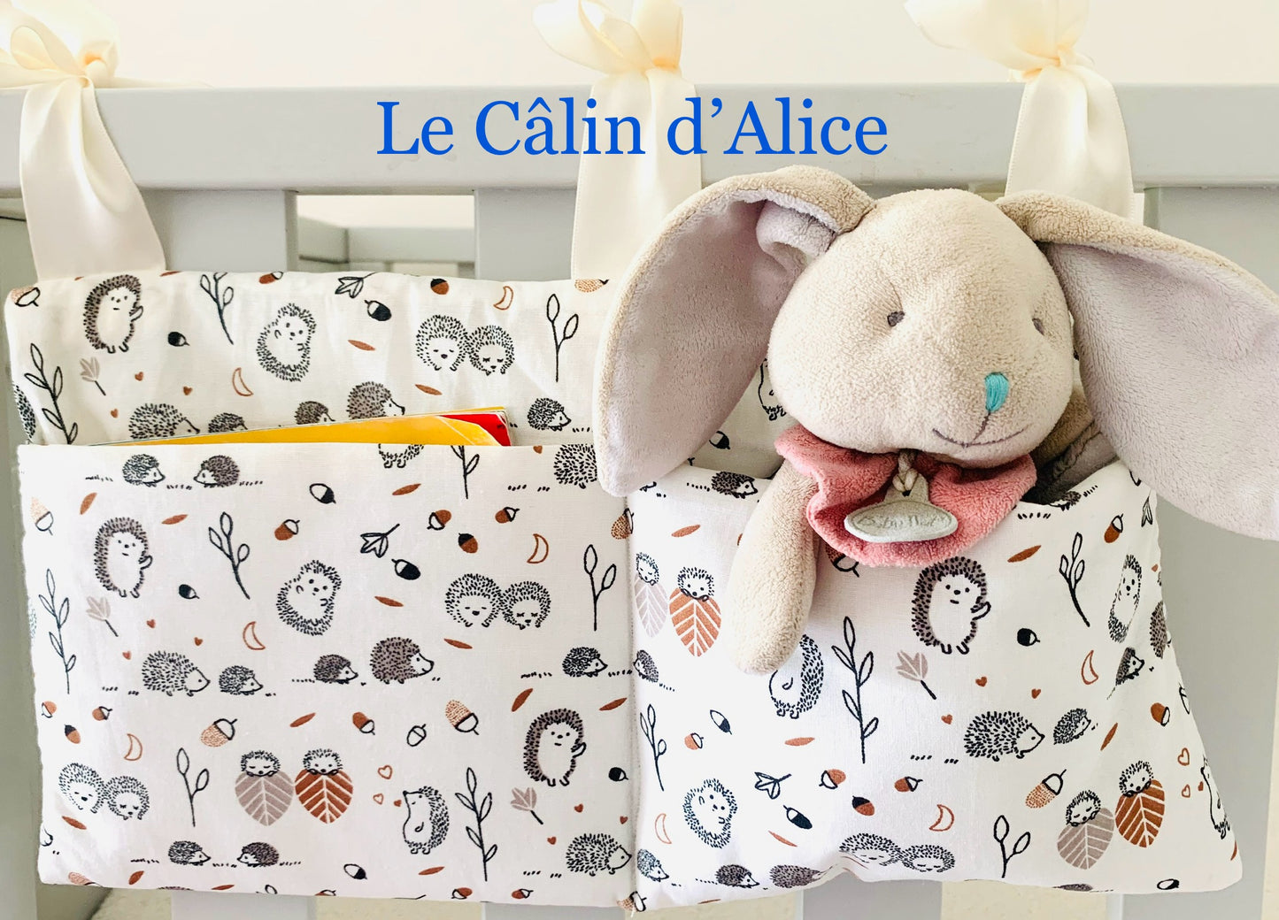 Range Doudou Bébé Motif Hérisson – Organisateur de Lit Fait Main | Cadeau Naissance