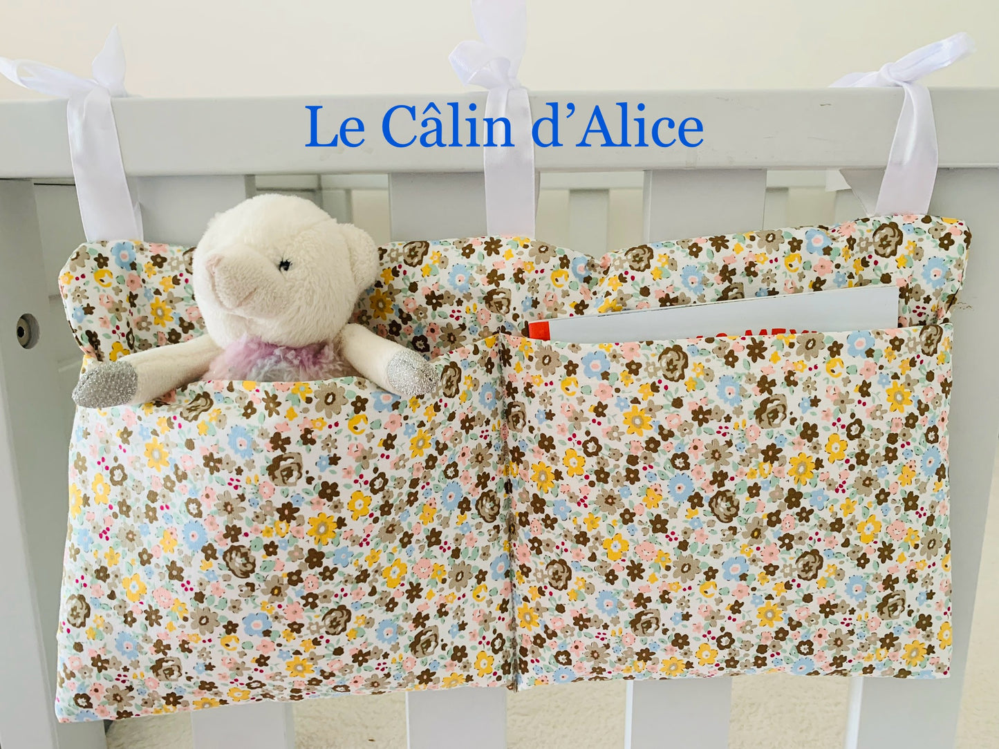 Range Doudou Bébé Motif Fleurs Tricolores – Organisateur de Lit Fait Main | Cadeau Naissance
