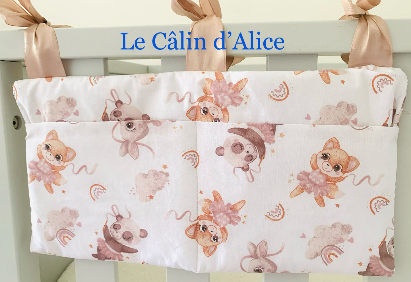 Range Doudou Bébé Motif Animaux Danseuse – Organisateur de Lit Fait Main | Cadeau Naissance