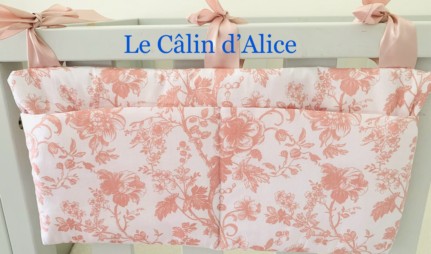 Range Doudou Bébé Motif Fleurs Rose – Organisateur de Lit Fait Main | Cadeau Naissance