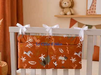 Range Doudou Bébé motif petite animaux sur fond terracotta – Organisateur de Lit Fait Main | Cadeau Naissance