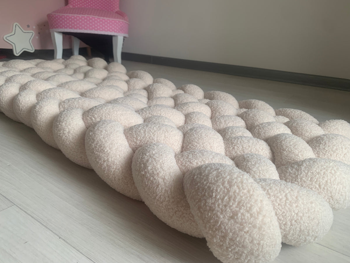 Tapis tressé beige lavable en tissu bouclette pour chambre enfant