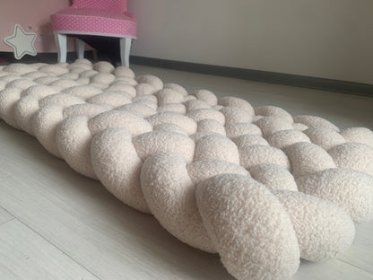 Tapis tressé beige lavable en tissu bouclette pour chambre enfant