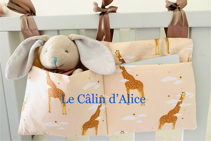 Range Doudou Bébé Motif Girafe – Organisateur de Lit Fait Main | Cadeau Naissance