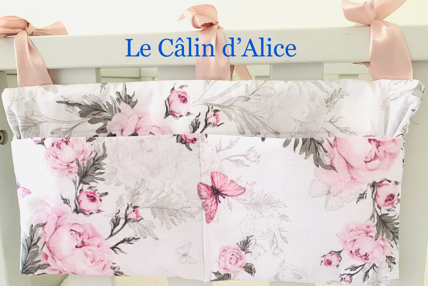Range Doudou Bébé Motif Rose Papillon – Organisateur de Lit Fait Main | Cadeau Naissance