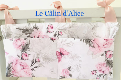 Range Doudou Bébé Motif Rose Papillon – Organisateur de Lit Fait Main | Cadeau Naissance