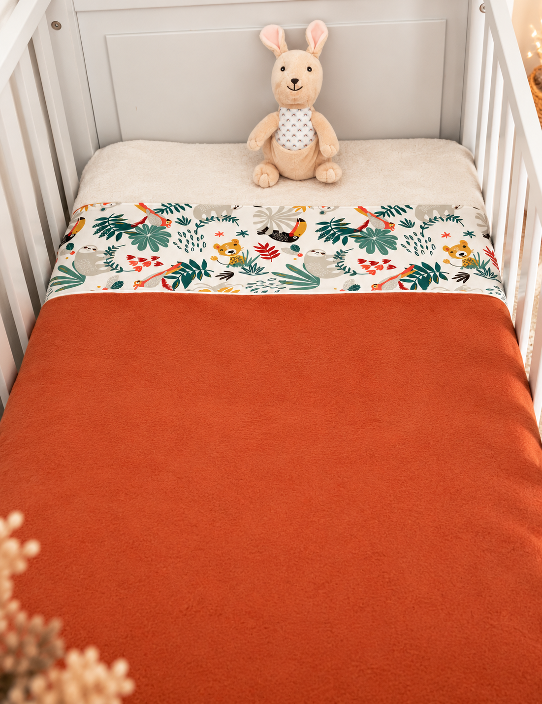 Couverture naissance douce motif jungle en coloris terracotta