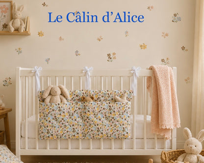 Range Doudou Bébé Motif Fleurs Tricolores – Organisateur de Lit Fait Main | Cadeau Naissance