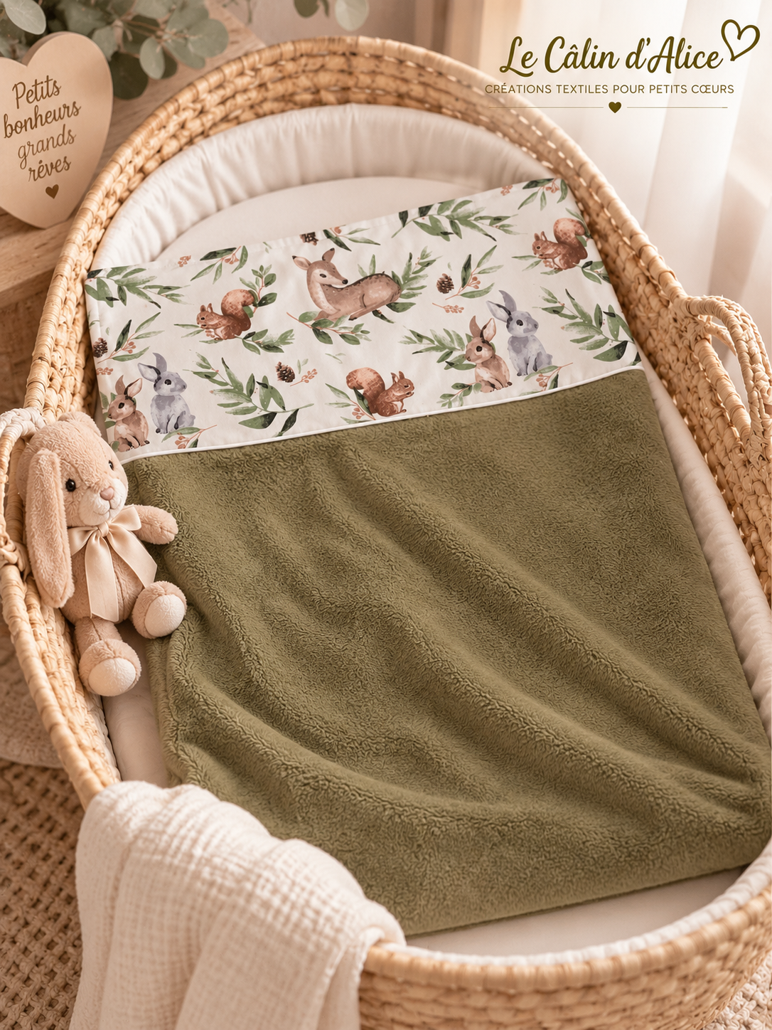 Couverture bébé kaki présentée dans une chambre d’enfant