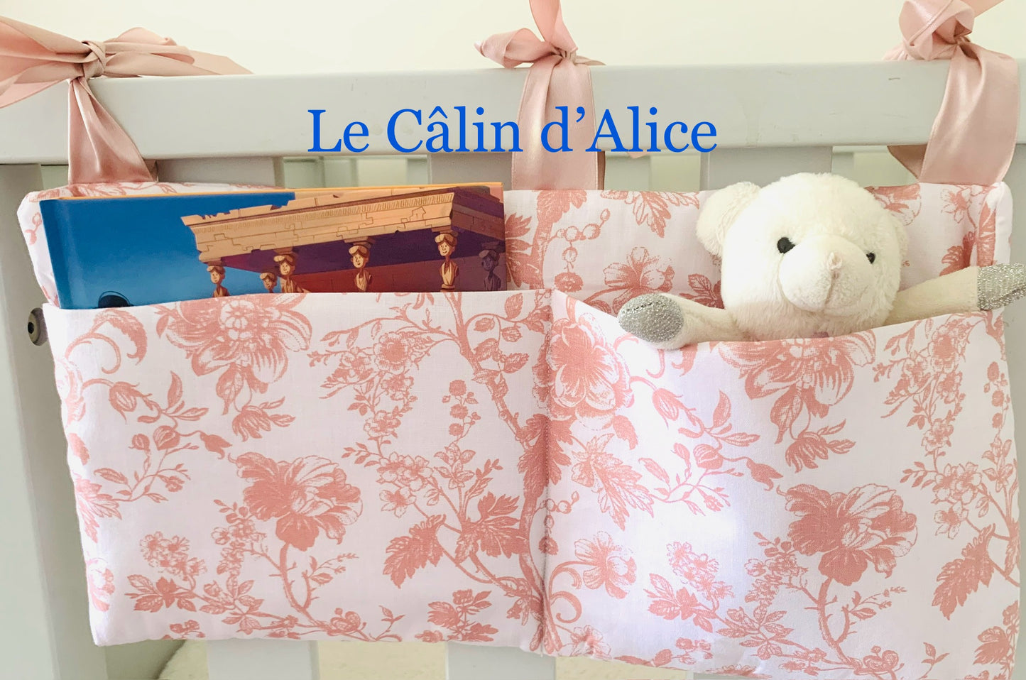 Range Doudou Bébé Motif Fleurs Rose – Organisateur de Lit Fait Main | Cadeau Naissance