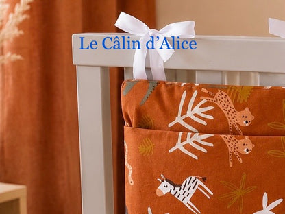 Range Doudou Bébé motif petite animaux sur fond terracotta – Organisateur de Lit Fait Main | Cadeau Naissance