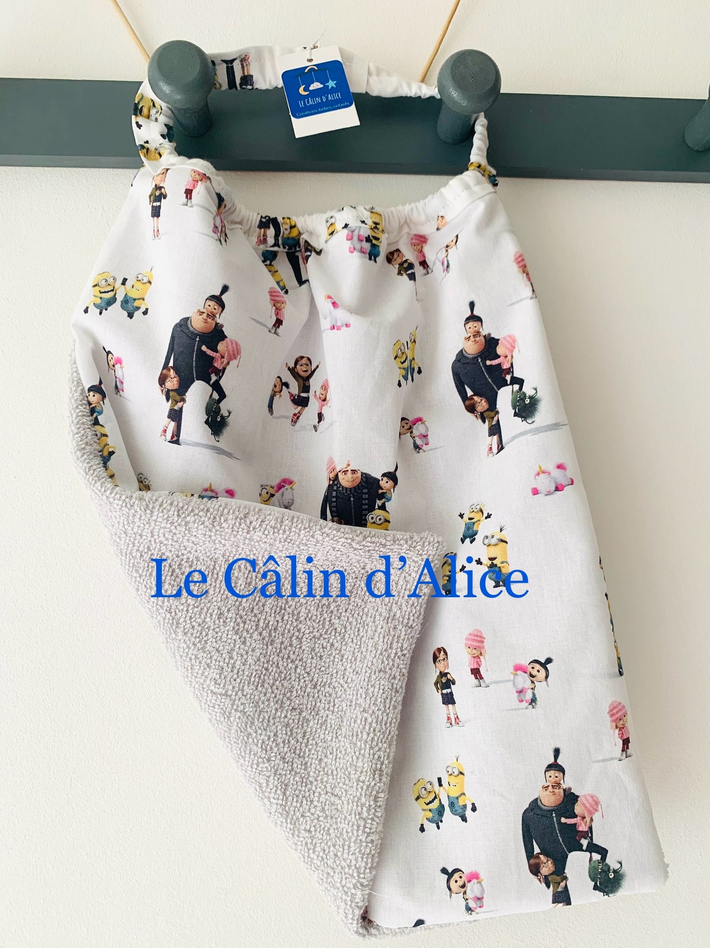 Bavoir élastique Moi moche et méchant - bavoir cantine
