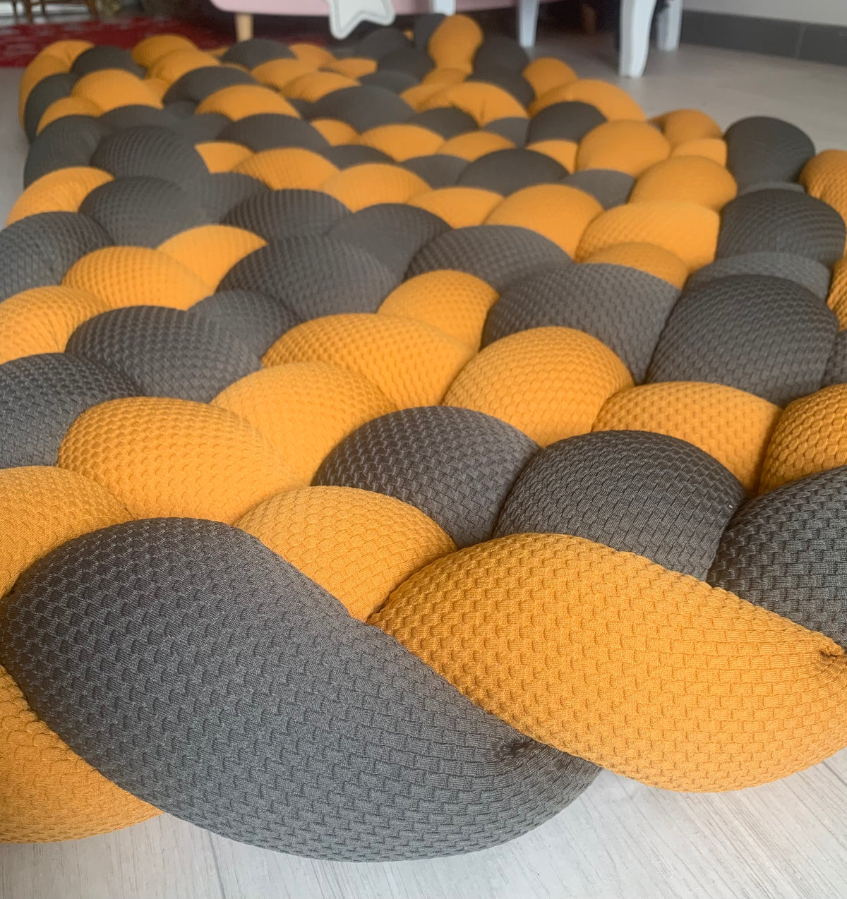 Tapis tressé en tissu nid d’abeille moutarde et gris foncé pour chambre bébé