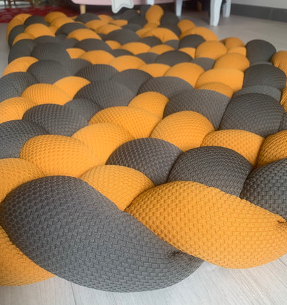 Tapis tressé en tissu nid d’abeille moutarde et gris foncé pour chambre bébé