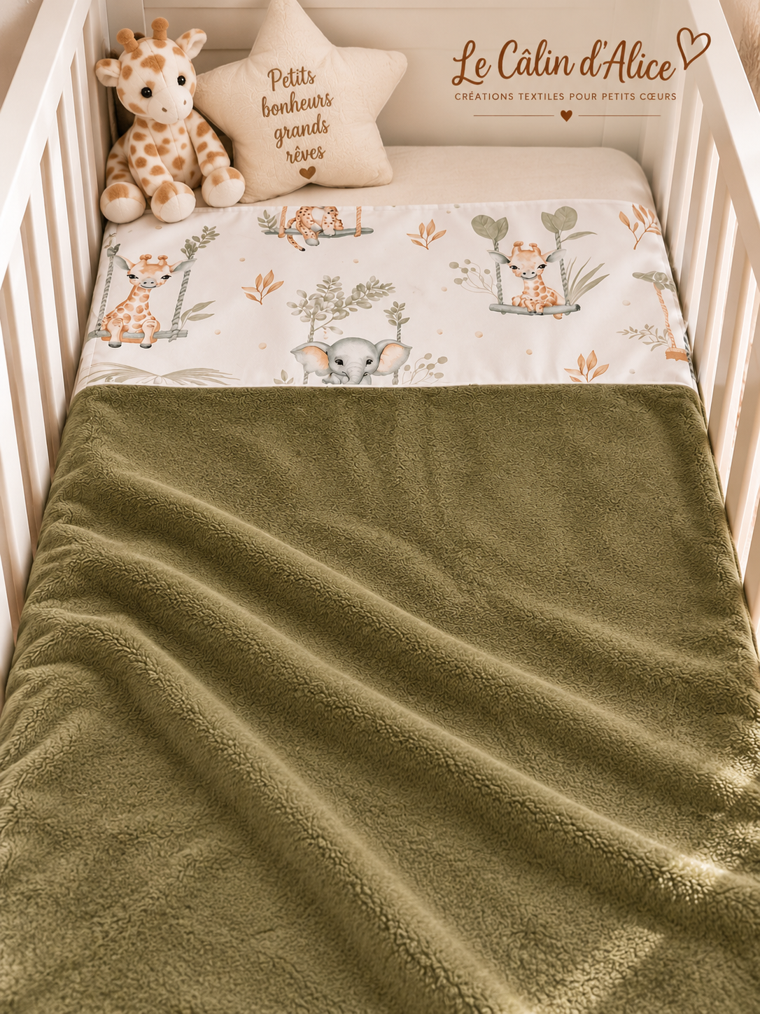 Couverture bébé kaki présentée dans une chambre d’enfant