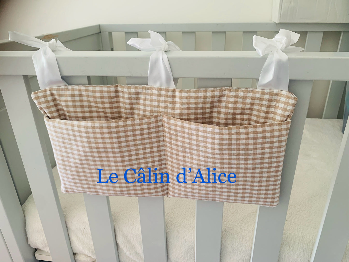 Range Doudou Bébé Motif Vichy Beige – Organisateur de Lit Fait Main | Cadeau Naissance