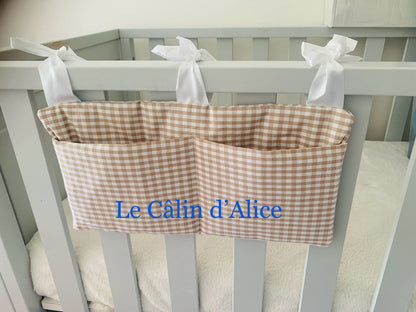 Range Doudou Bébé Motif Vichy Beige – Organisateur de Lit Fait Main | Cadeau Naissance