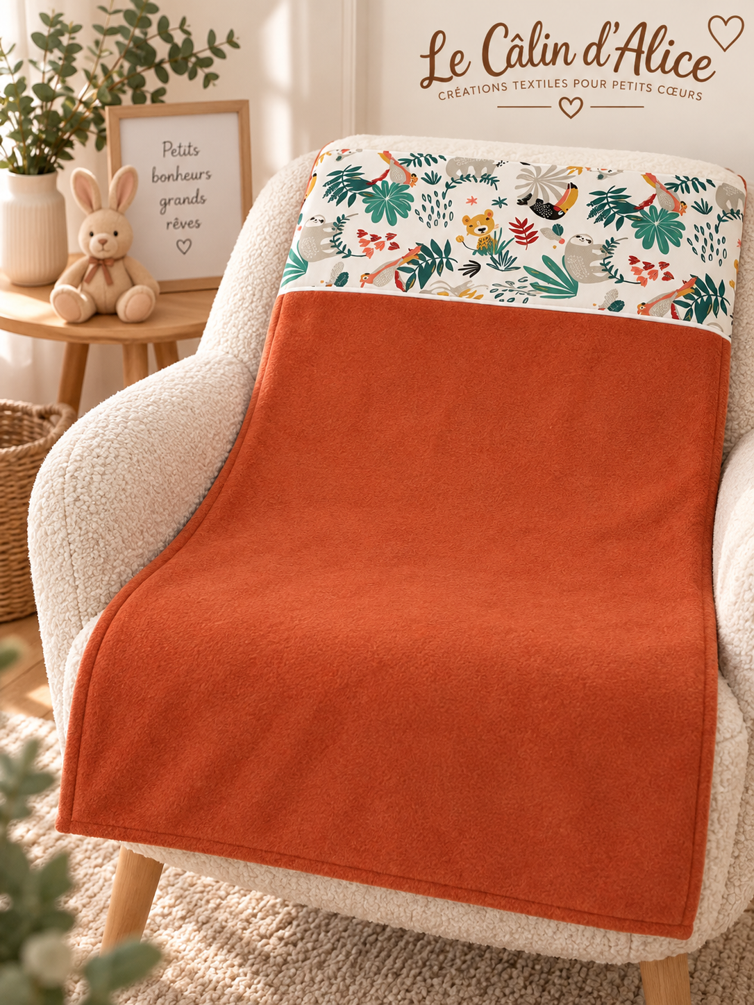Couverture bébé motif jungle présentée dans une chambre d’enfant