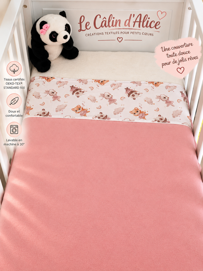 Couverture bébé motif animaux danseuse présentée dans une chambre d’enfant