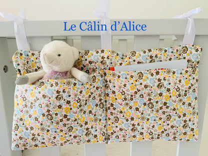 Range Doudou Bébé Motif Fleurs Tricolores – Organisateur de Lit Fait Main | Cadeau Naissance