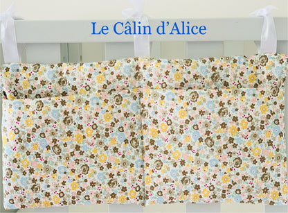 Range Doudou Bébé Motif Fleurs Tricolores – Organisateur de Lit Fait Main | Cadeau Naissance