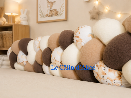 Tresse de lit 4 brins – Marron, beige, blanc & imprimé cerfs et lapins qui dorment