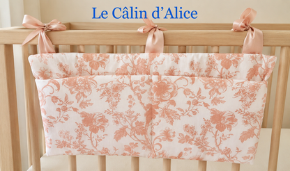 Range Doudou Bébé Motif Fleurs Rose – Organisateur de Lit Fait Main | Cadeau Naissance