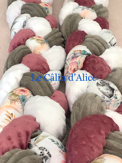 Tresse de lit 4 brins – Minky à pois rose framboise & blanc, gris rayures & animaux savane fleuris