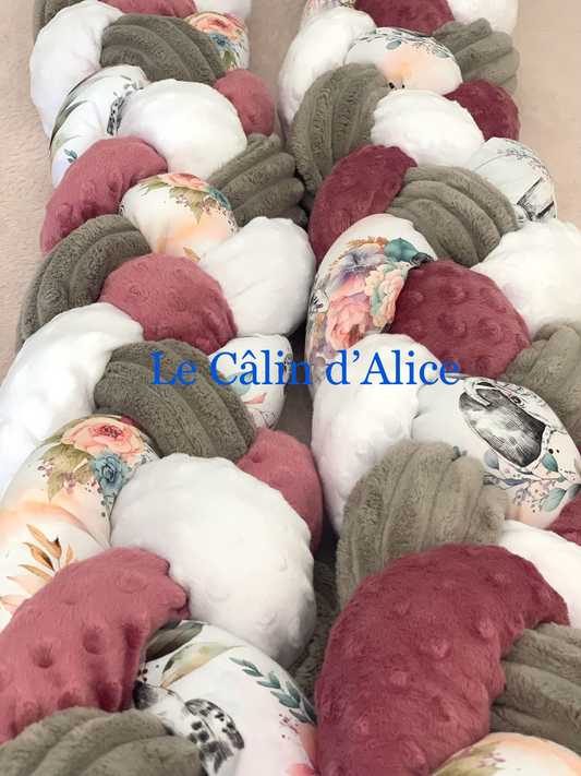 Tresse de lit 4 brins – Minky à pois rose framboise & blanc, gris rayures & animaux savane fleuris
