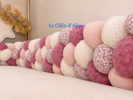 Tresse de lit 4 brins – Rose clair nid d'abeilles, blanc bouclé, minky à pois rose framboise & Liberty rose