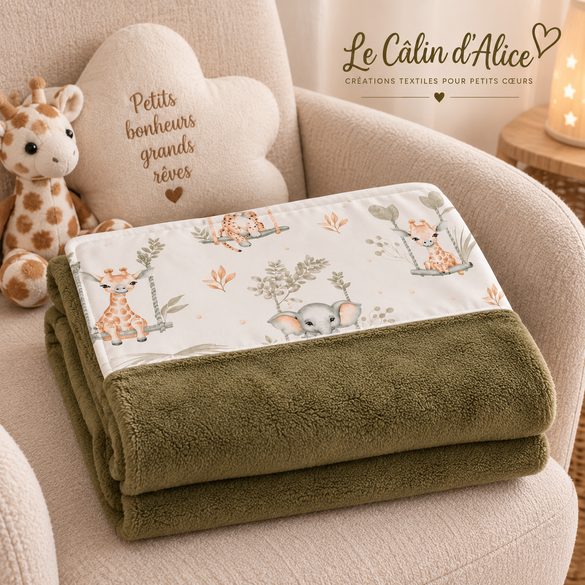 Couverture naissance douce motif animaux de la savane en coloris kaki