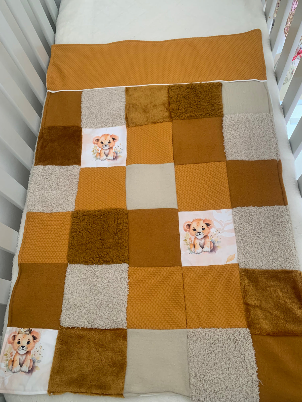 Couverture patchwork moutarde motif lion