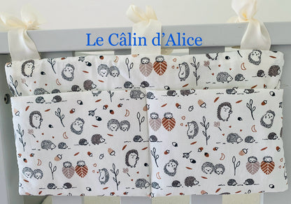 Range Doudou Bébé Motif Hérisson – Organisateur de Lit Fait Main | Cadeau Naissance
