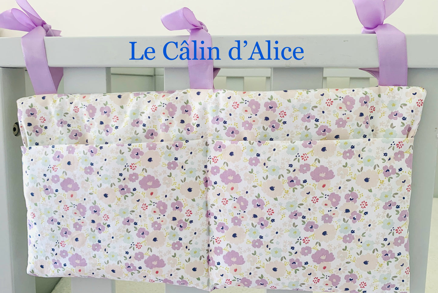 Range Doudou Bébé Motif Fleurs Lilas – Organisateur de Lit Fait Main | Cadeau Naissance