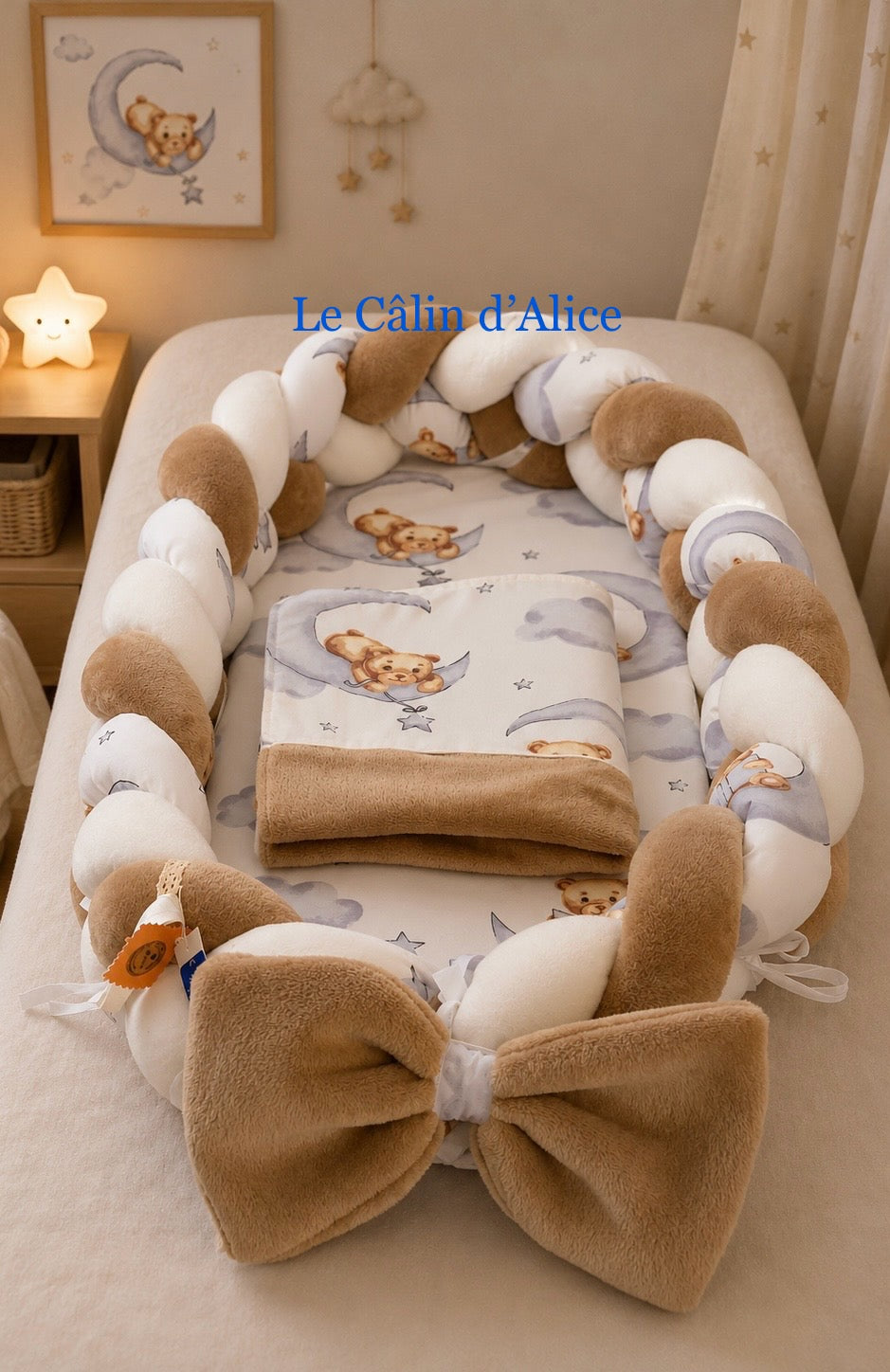 Ensemble Cocon Bébé – Réducteur de Lit, Tresse, Nœud et Couverture Assortis