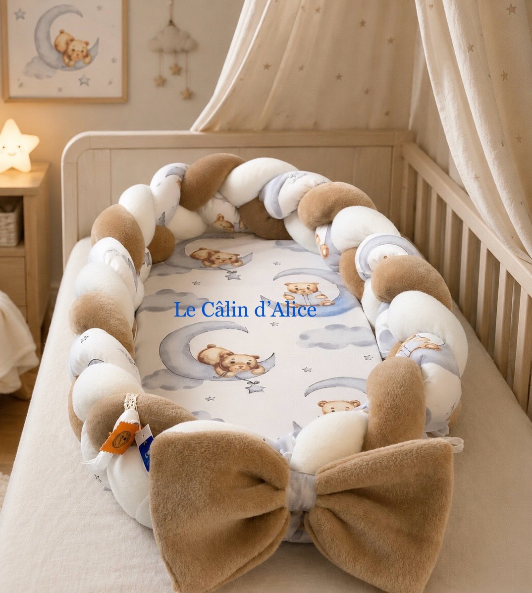 Ensemble Cocon Bébé – Réducteur de Lit, Tresse, Nœud et Couverture Assortis