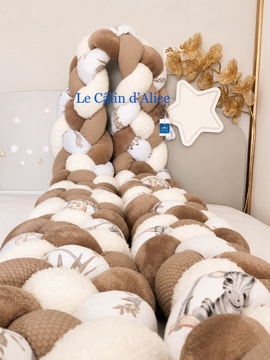 Tresse de lit 4 brins – Beige nid d'abeilles, marron clair, blanc bouclé & animaux de la savane sur balançoires