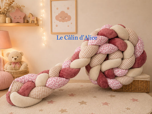 Tresse de lit 4 brins vichy beige fleuri framboise doudou dans chambre bébé rose – tour de lit fait main France