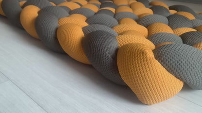 Tapis tressé en tissu nid d’abeille moutarde et gris foncé