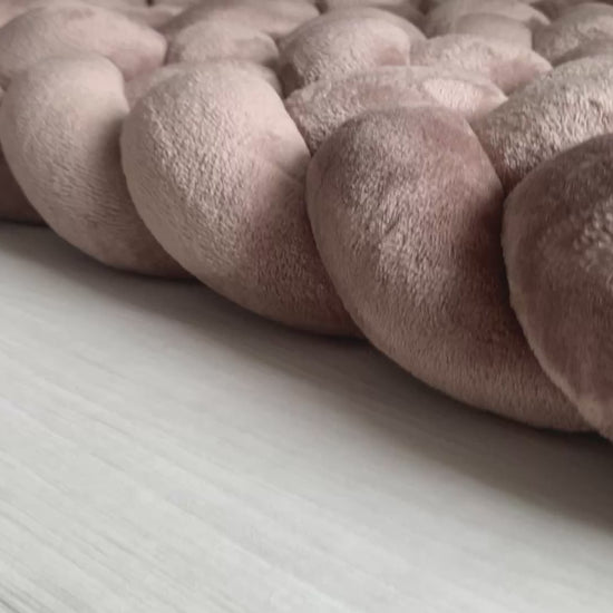 Tapis tressé rembourré moka en tissu minky doudou au pied d’un lit enfant