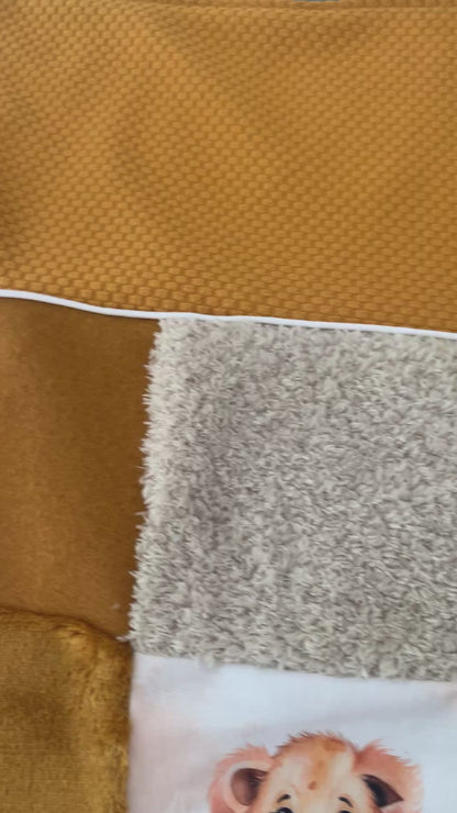 Couverture patchwork moutarde motif lion